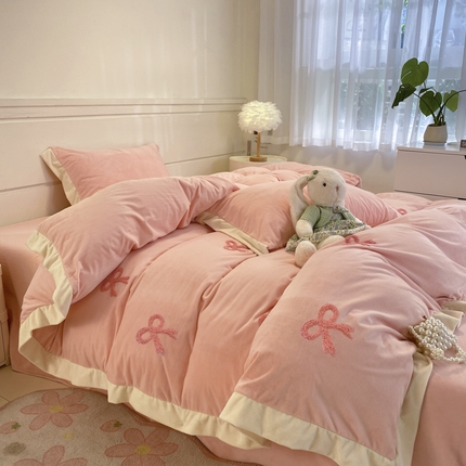 91家纺网 家纺一手货源 找家纺 如一 2024新款水晶绒拼角工艺满版毛巾绣系列四件套（提供买家秀，联系微信客服） 蝴蝶结-蜜桃粉