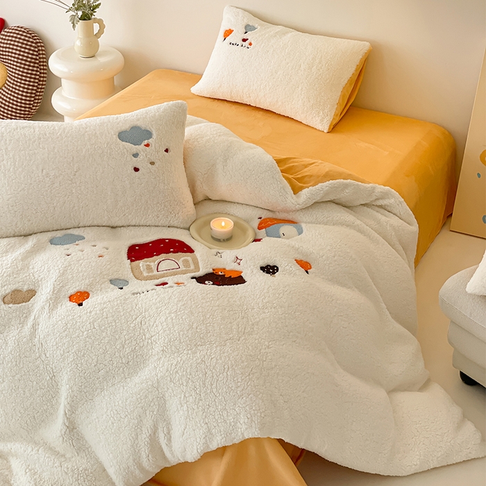 91家纺网 家纺一手货源 找家纺 如一 2024新款羊羔绒牛奶绒毛巾绣四件套 温馨小屋-白