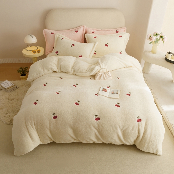 91家纺网 家纺一手货源 找家纺 金奇达家纺 2025秋冬保暖加厚绒类【泰迪绒小刺绣】四件套 泰迪绒-温暖樱桃白