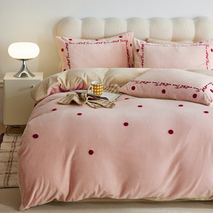 91家纺网 家纺一手货源 找家纺 千朵森 2024新款牛奶绒毛巾绣四件套-艾琳 艾琳-樱草粉