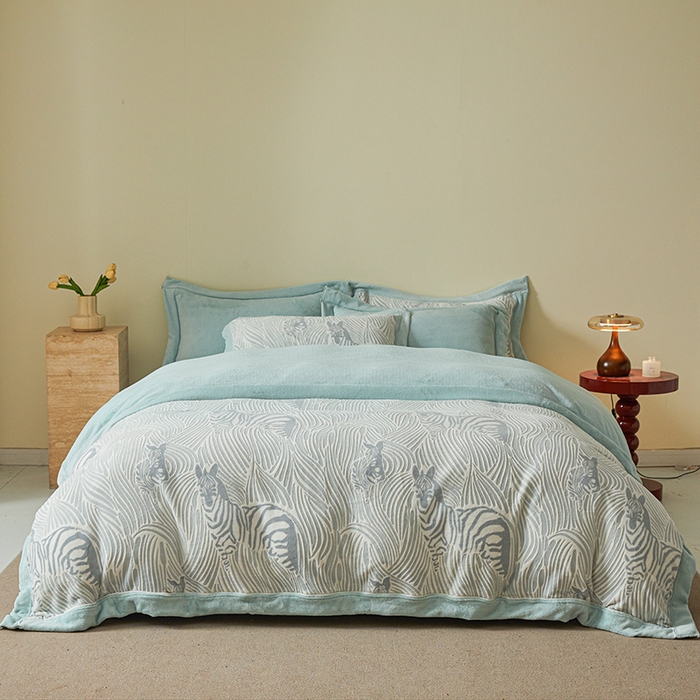 91家纺网 家纺一手货源 找家纺 全季家居 2024新款A类高克重5D立体浮雕宽边牛奶绒加厚保暖被套单件 斑马蓝