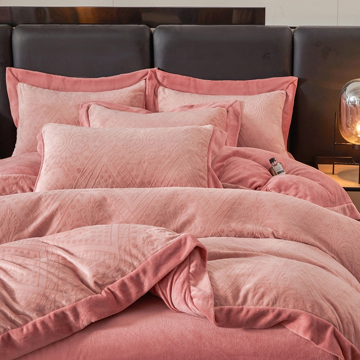 91家纺网 家纺一手货源 找家纺 全季家居 2024新款A类加厚保暖3D雕花拼角牛奶绒四件套 格调-粉