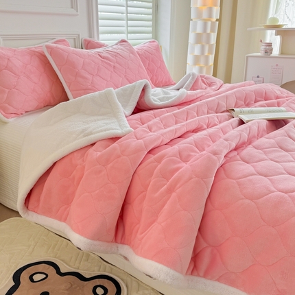 91家纺网 家纺一手货源 找家纺 简宜家居（朝初家纺） 2025新款牛奶绒夹棉三层加厚毯子 清新嫩粉