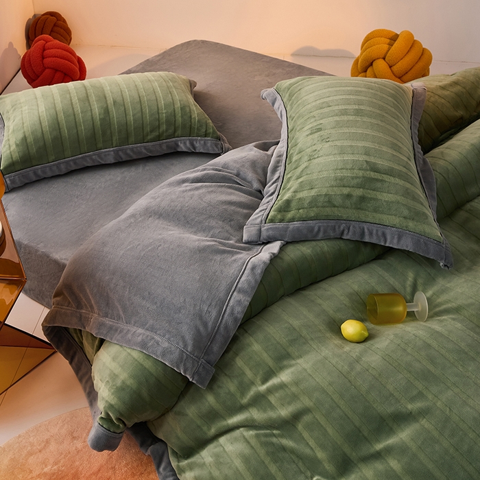 91家纺网 家纺一手货源 找家纺 2024新款牛奶3D绒立体雕花剪花四件套 深绿+灰色