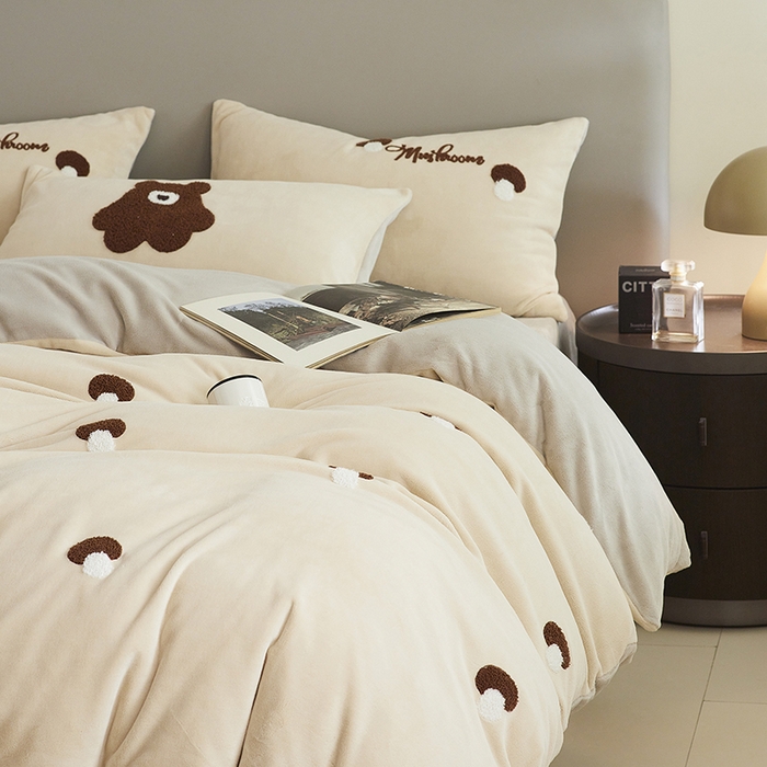 91家纺网 家纺一手货源 找家纺 千朵森 2024新款毛巾绣牛奶绒四件套-慕斯卡 风格二 慕斯卡-香槟灰