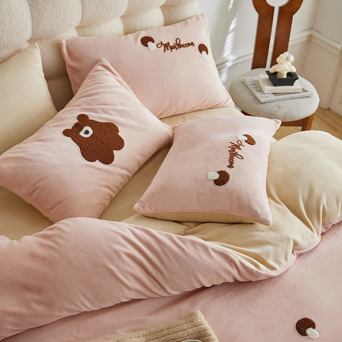 91家纺网 家纺一手货源 找家纺 千朵森 2024新款毛巾绣牛奶绒四件套-慕斯卡 风格一 慕斯卡-玉粉槟