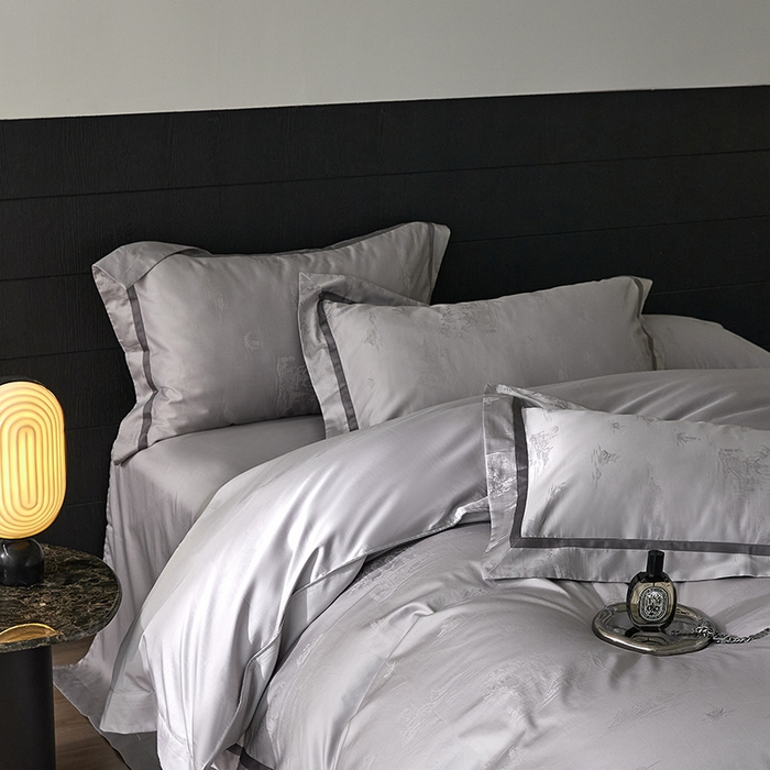 91家纺网 家纺一手货源 找家纺 琉宿家纺 2025新款50s双股长绒棉提花宽边工艺四件套 蒂娜-灰色