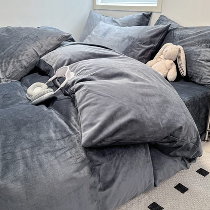 盛馨家纺 2024新款高克重加厚保暖纯色宝宝绒系列四件套 曜黑