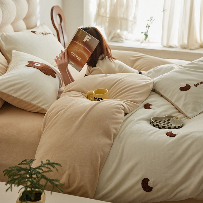 91家纺网 家纺一手货源 找家纺 千朵森 2024新款毛巾绣牛奶绒四件套-慕斯卡 风格一 慕斯卡-奶白卡