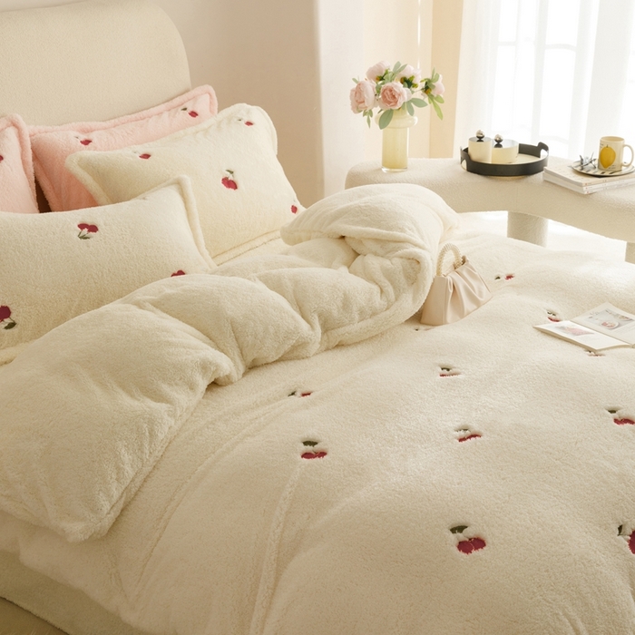 91家纺网 家纺一手货源 找家纺 金奇达家纺 2025秋冬保暖加厚绒类【泰迪绒小刺绣】四件套 泰迪绒-温暖樱桃白
