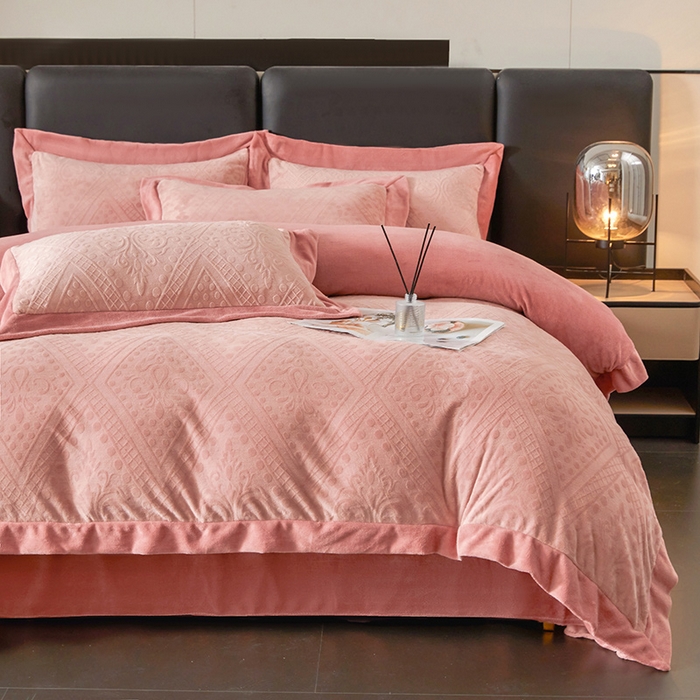 91家纺网 家纺一手货源 找家纺 全季家居 2024新款A类加厚保暖3D雕花拼角牛奶绒四件套 格调-粉