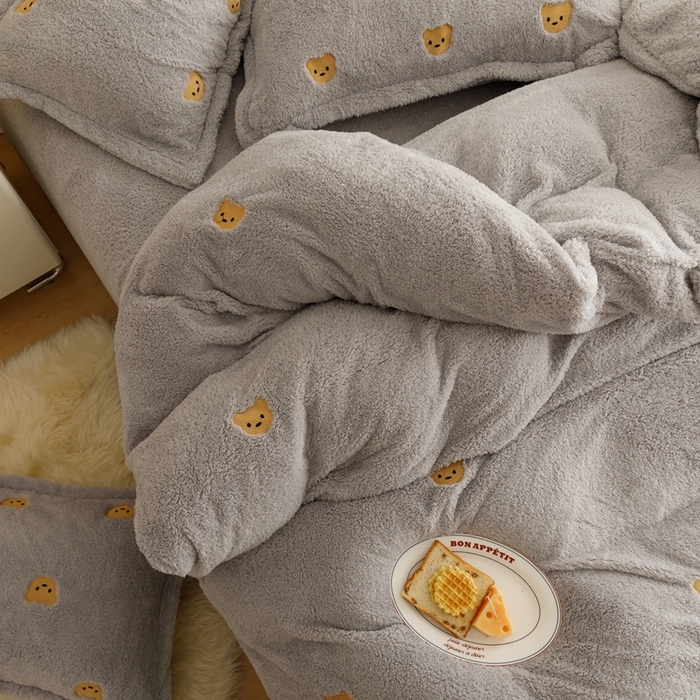 91家纺网 家纺一手货源 找家纺 金奇达家纺 2025秋冬保暖加厚绒类【泰迪绒小刺绣】四件套 熊熊浅灰