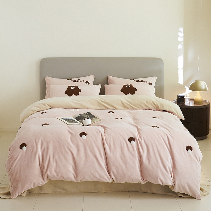 91家纺网 家纺一手货源 找家纺 千朵森 2024新款毛巾绣牛奶绒四件套-慕斯卡 风格二 慕斯卡-玉粉槟