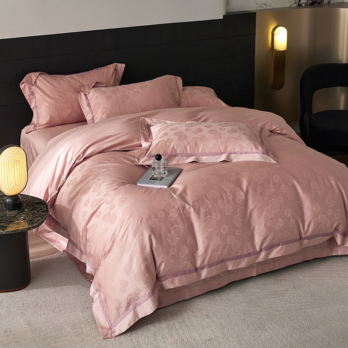 91家纺网 家纺一手货源 找家纺 琉宿家纺 2025新款50s双股长绒棉提花宽边工艺四件套 花漫影-豆沙