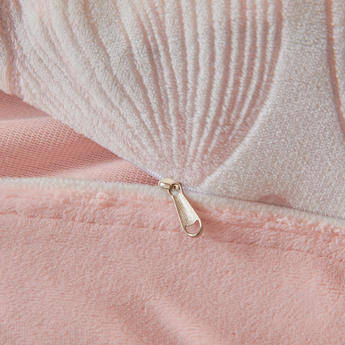 91家纺网 家纺一手货源 找家纺 全季家居 2024新款A类高克重5D立体浮雕宽边牛奶绒加厚保暖被套单件 蔷薇粉