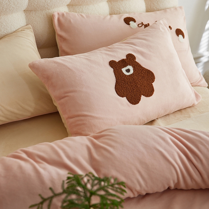 91家纺网 家纺一手货源 找家纺 千朵森 2024新款毛巾绣牛奶绒四件套-慕斯卡 风格一 慕斯卡-玉粉槟