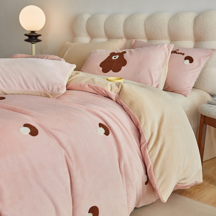 91家纺网 家纺一手货源 找家纺 千朵森 2024新款毛巾绣牛奶绒四件套-慕斯卡 风格一 慕斯卡-玉粉槟