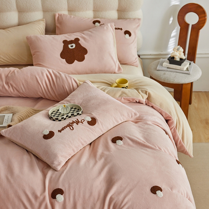 91家纺网 家纺一手货源 找家纺 千朵森 2024新款毛巾绣牛奶绒四件套-慕斯卡 风格一 慕斯卡-玉粉槟