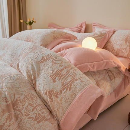 91家纺网 家纺一手货源 找家纺 （总）全季家居 2024新款A类高克重5D立体浮雕宽边牛奶绒加厚保暖被套单件