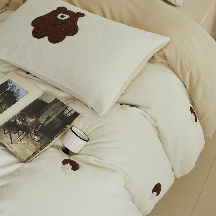 91家纺网 家纺一手货源 找家纺 千朵森 2024新款毛巾绣牛奶绒四件套-慕斯卡 风格二 慕斯卡-奶白卡