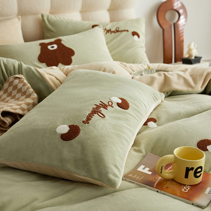 91家纺网 家纺一手货源 找家纺 千朵森 2024新款毛巾绣牛奶绒四件套-慕斯卡 风格一 慕斯卡-绿香槟