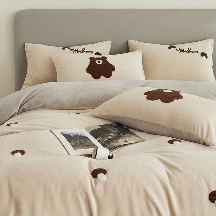 91家纺网 家纺一手货源 找家纺 千朵森 2024新款毛巾绣牛奶绒四件套-慕斯卡 风格二 慕斯卡-香槟灰