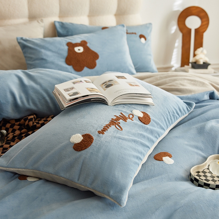 91家纺网 家纺一手货源 找家纺 千朵森 2024新款毛巾绣牛奶绒四件套-慕斯卡 风格一 慕斯卡-槟蓝灰