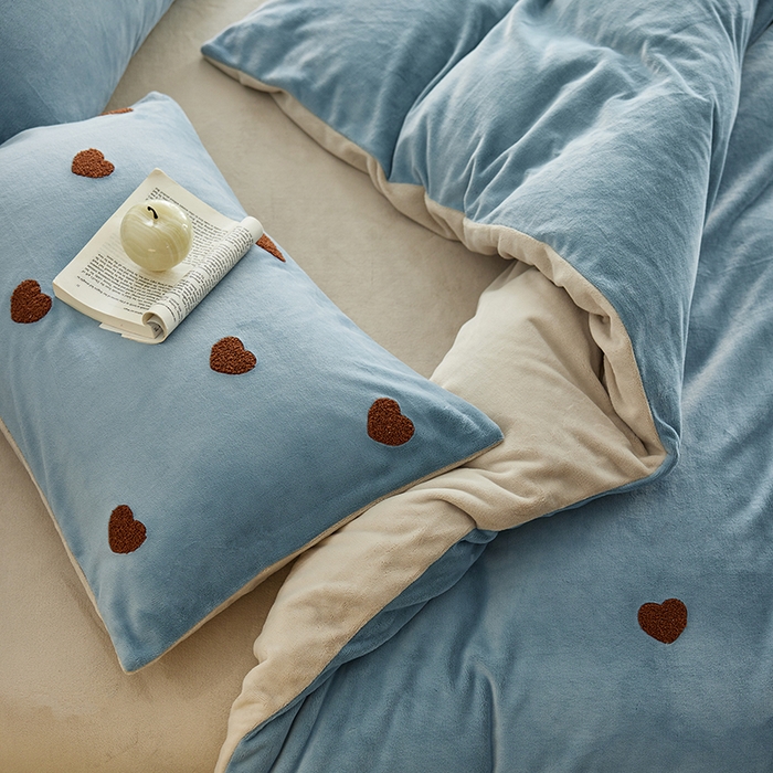 91家纺网 家纺一手货源 找家纺 千朵森 2024新款牛奶绒毛巾绣四件套-艾琳 艾琳-云水蓝