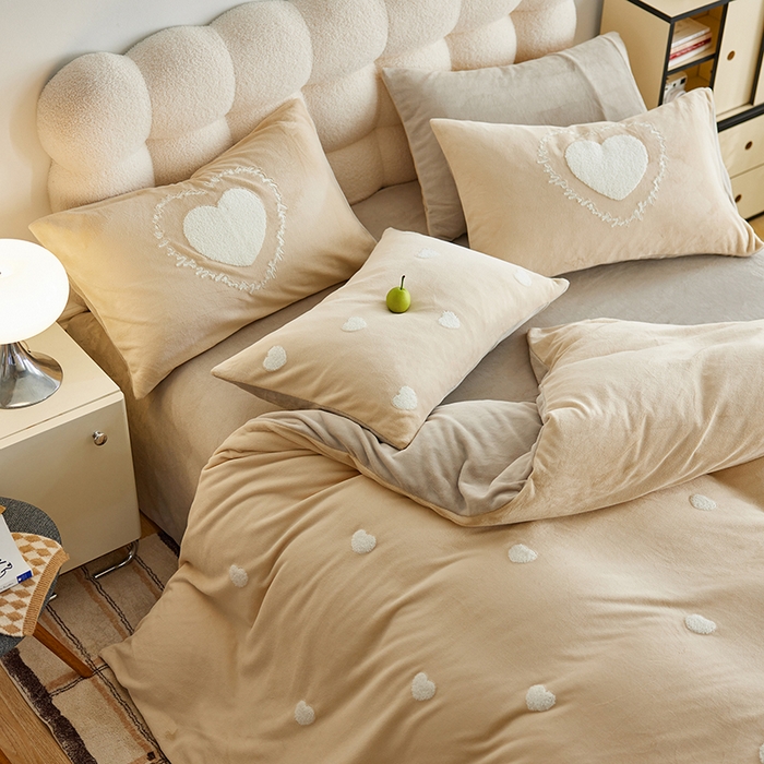 91家纺网 家纺一手货源 找家纺 千朵森 2024新款牛奶绒毛巾绣四件套-艾琳 艾琳-奶杏棕