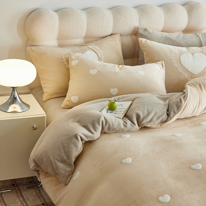 91家纺网 家纺一手货源 找家纺 千朵森 2024新款牛奶绒毛巾绣四件套-艾琳 艾琳-奶杏棕