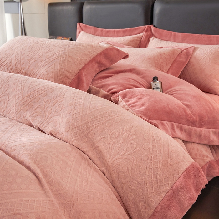 91家纺网 家纺一手货源 找家纺 全季家居 2024新款A类加厚保暖3D雕花拼角牛奶绒四件套 格调-粉
