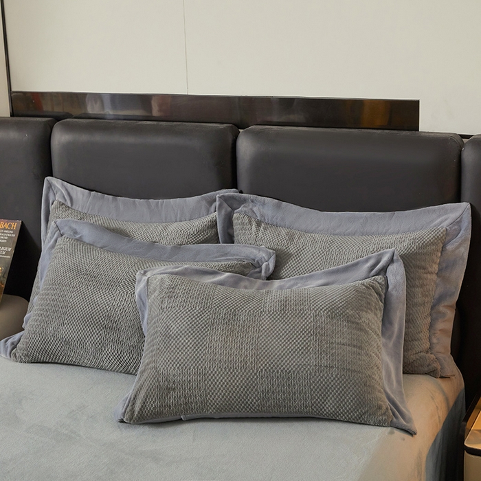 91家纺网 家纺一手货源 找家纺 全季家居 2024新款A类加厚保暖3D雕花拼角牛奶绒四件套 摩卡-灰