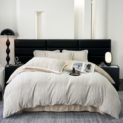 91家纺网 家纺一手货源 找家纺 子曰 2024新款高克重保暖雕花牛奶绒四件套 条纹-咖