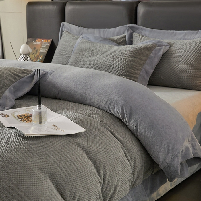 91家纺网 家纺一手货源 找家纺 全季家居 2024新款A类加厚保暖3D雕花拼角牛奶绒四件套 摩卡-灰