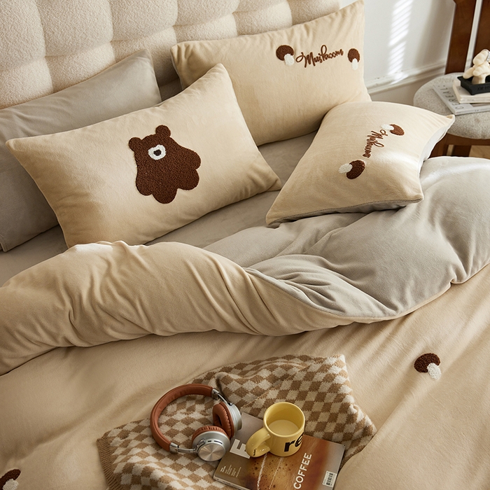 91家纺网 家纺一手货源 找家纺 千朵森 2024新款毛巾绣牛奶绒四件套-慕斯卡 风格一 慕斯卡-香槟灰