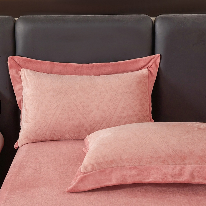 91家纺网 家纺一手货源 找家纺 全季家居 2024新款A类加厚保暖3D雕花拼角牛奶绒四件套 格调-粉