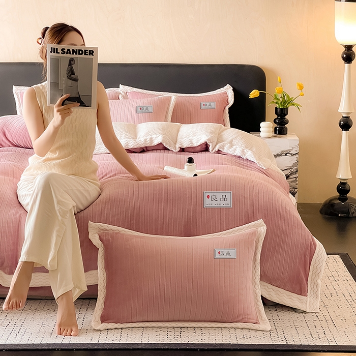 91家纺网 家纺一手货源 找家纺 全季家居 2024新款A类纯色印花波浪大包边牛奶绒贝贝绒加厚保暖四件套 胭脂紫