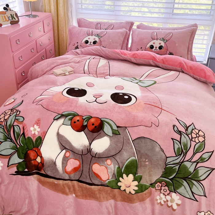 91家纺网 家纺一手货源 找家纺 宝薇 2024新款加厚牛奶绒大版卡通四件套 兔宝贝绒