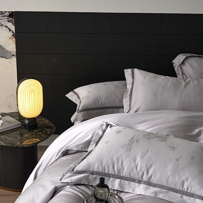 91家纺网 家纺一手货源 找家纺 （总）琉宿家纺 2025新款50s双股长绒棉提花宽边工艺四件套