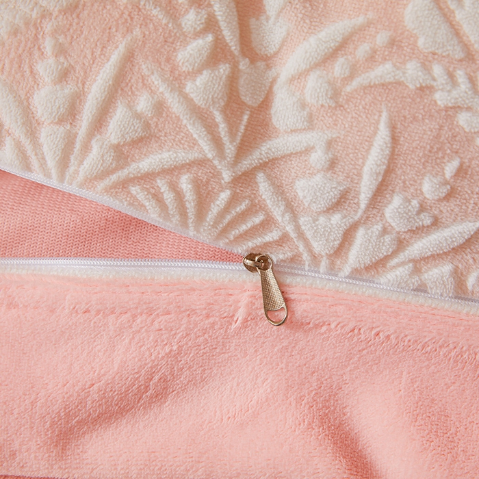 91家纺网 家纺一手货源 找家纺 全季家居 2024新款A类高克重5D立体浮雕宽边牛奶绒加厚保暖被套单件 芳草-粉