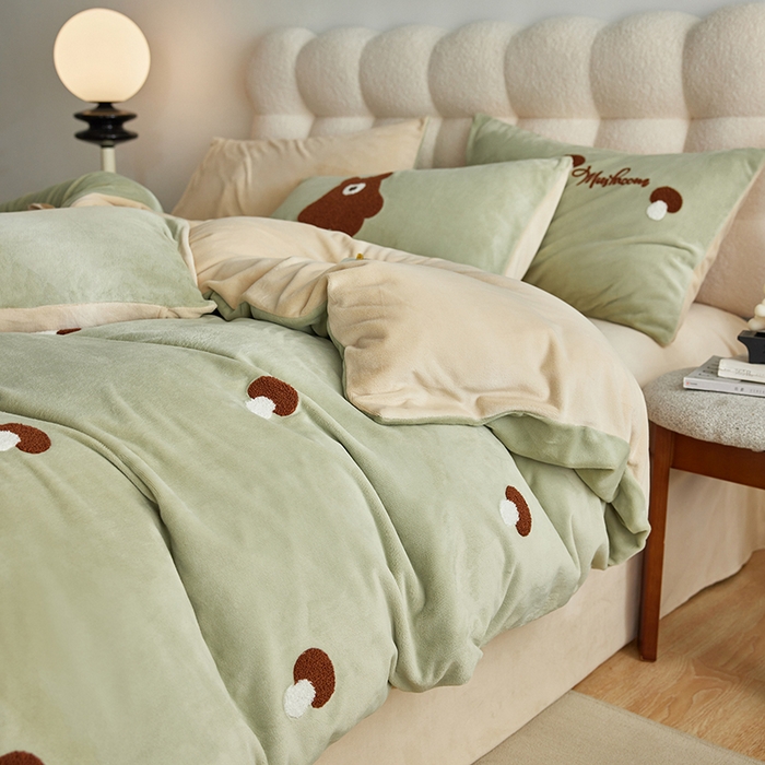 91家纺网 家纺一手货源 找家纺 千朵森 2024新款毛巾绣牛奶绒四件套-慕斯卡 风格一 慕斯卡-绿香槟