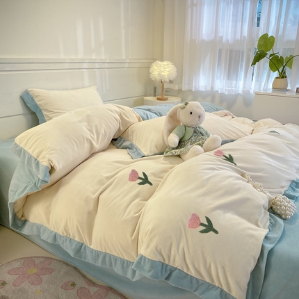 91家纺网 家纺一手货源 找家纺 如一 2024新款水晶绒拼角工艺满版毛巾绣系列四件套（提供买家秀，联系微信客服） 花朵-奶白蓝