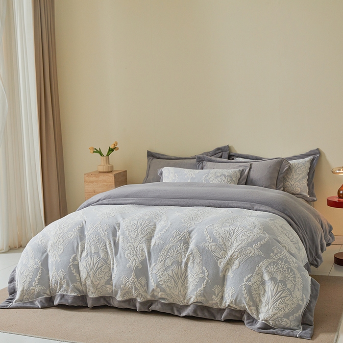 91家纺网 家纺一手货源 找家纺 全季家居 2024新款A类高克重5D立体浮雕宽边牛奶绒加厚保暖被套单件 芳草灰