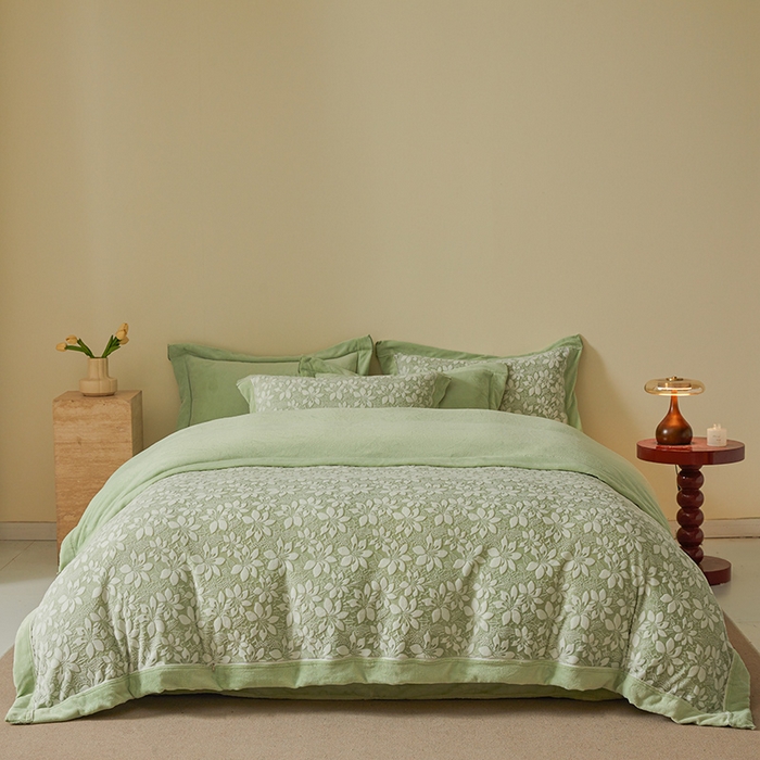 91家纺网 家纺一手货源 找家纺 全季家居 2024新款A类高克重5D立体浮雕宽边牛奶绒加厚保暖被套单件 百合绿