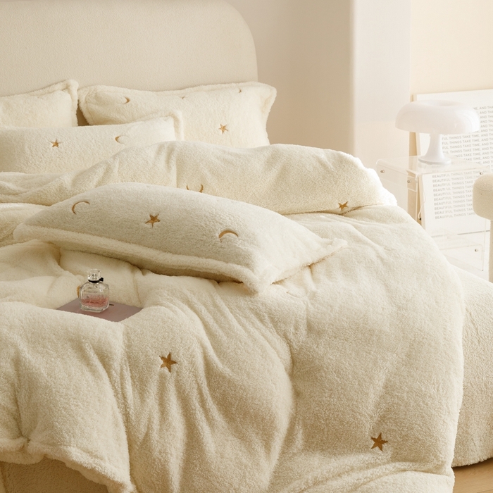 91家纺网 家纺一手货源 找家纺 金奇达家纺 2025秋冬保暖加厚绒类【泰迪绒小刺绣】四件套 星星米白