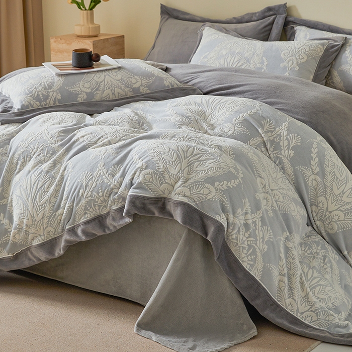 91家纺网 家纺一手货源 找家纺 全季家居 2024新款A类高克重5D立体浮雕宽边牛奶绒加厚保暖被套单件 芳草灰