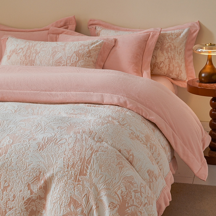 91家纺网 家纺一手货源 找家纺 全季家居 2024新款A类高克重5D立体浮雕宽边牛奶绒加厚保暖被套单件 海棠花开-粉