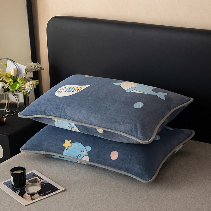 91家纺网 家纺一手货源 找家纺 全季家居 2024新款A类纯色印花高克重加厚保暖包边牛奶绒枕套 小鲸鱼