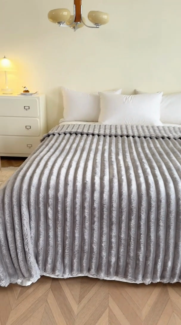 91家纺网 家纺一手货源 找家纺 璐维斯家纺 2025款跨境专供外贸出口电商热销款仿兔毯加厚牛奶绒盖毯 银灰