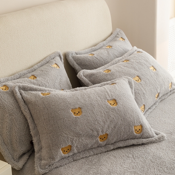 91家纺网 家纺一手货源 找家纺 金奇达家纺 2025秋冬保暖加厚绒类【泰迪绒小刺绣】四件套 熊熊浅灰